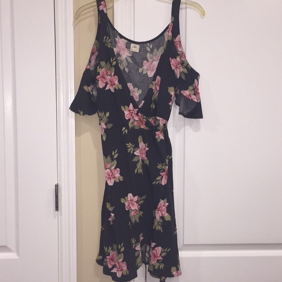 Lulu’s CHARCOAL GREY FLORAL WRAP DRESS - Picture 5 of 8